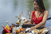 Sumptuous Floating Breakfast for a Happy Day